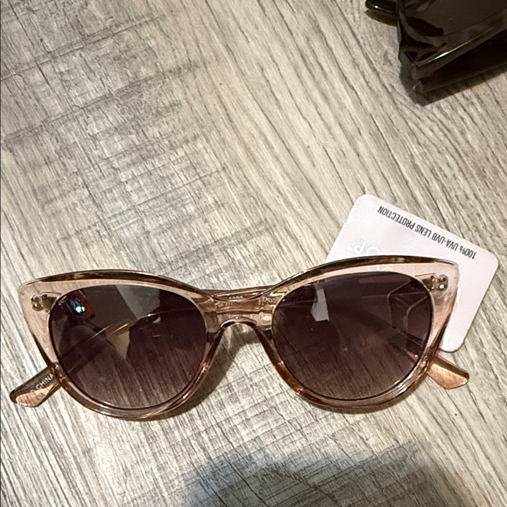West Loop Sunglasses 60705FGX650 beige/pink color Cat eye with gray lenses NWT